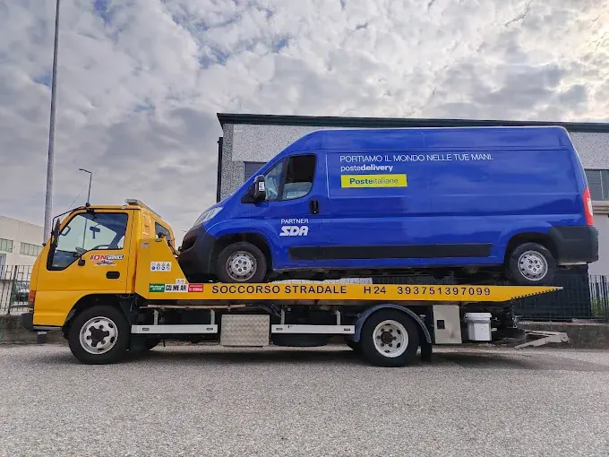 Carro attrezzi Ion Service con un furgone caricato sul pianale
