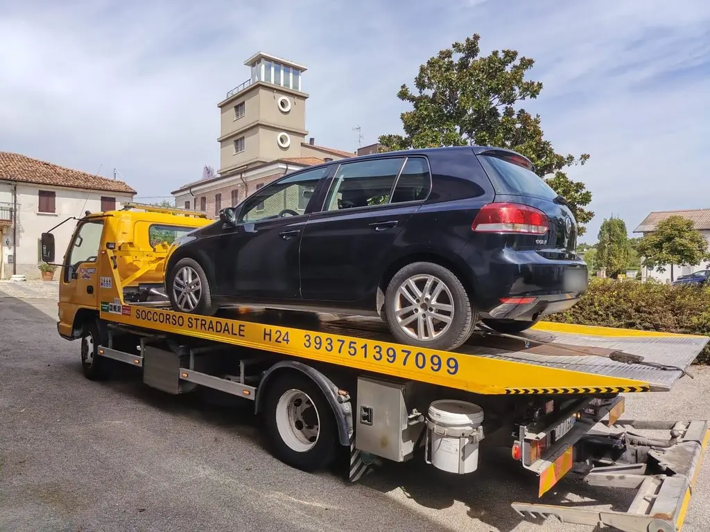 Carro attrezzi Ion Service durante il trasporto di una Volkswagen Golf a Mantova