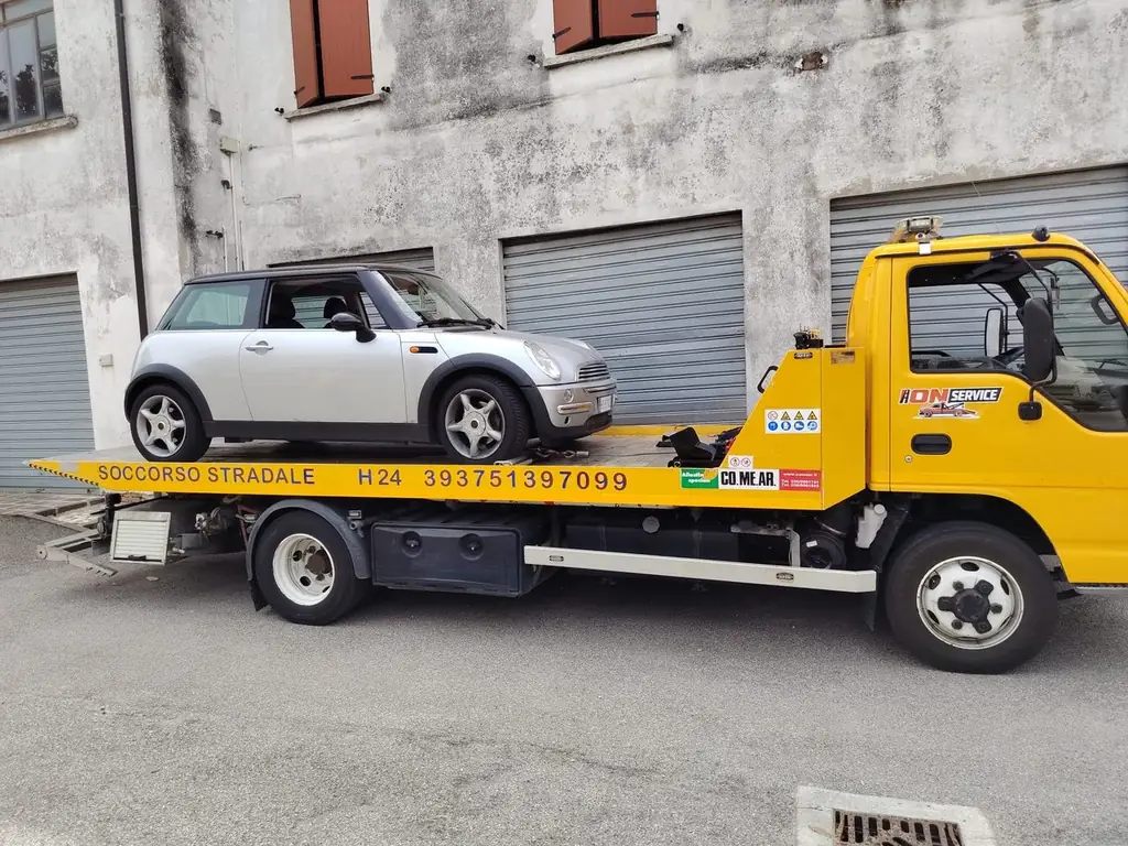Carro attrezzi Ion Service durante il trasporto di una Mini a Mantova