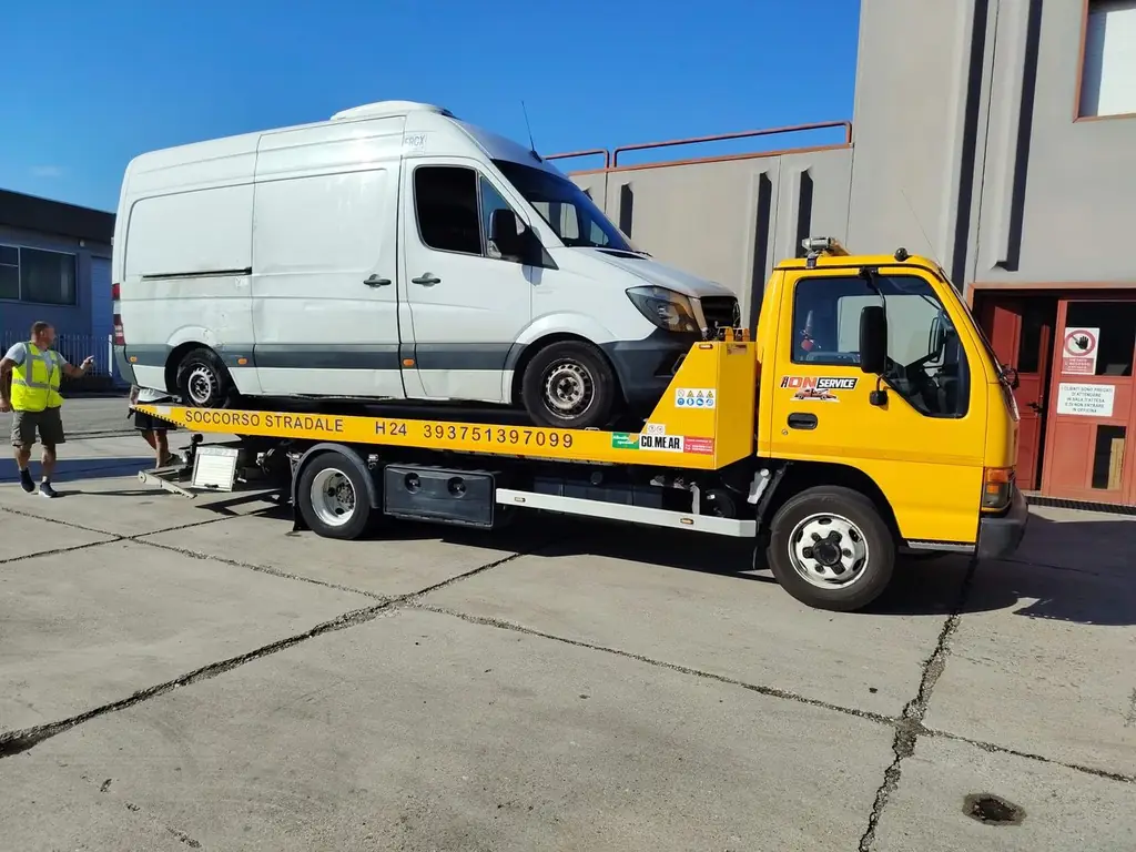 Carro attrezzi Ion Service durante il trasporto di un veicolo commerciale a Mantova e provincia
